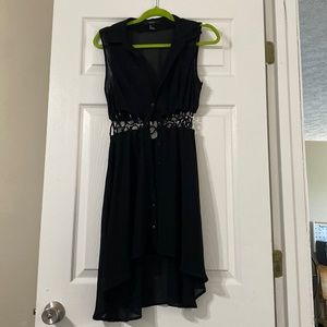 Lightweight black dress that opens around the waist